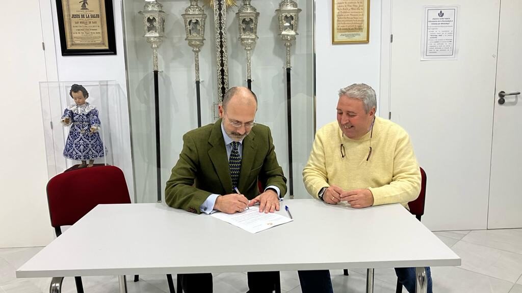 Firma de la renovación con la Banda Tres Caídas para los próximos cuatro años.