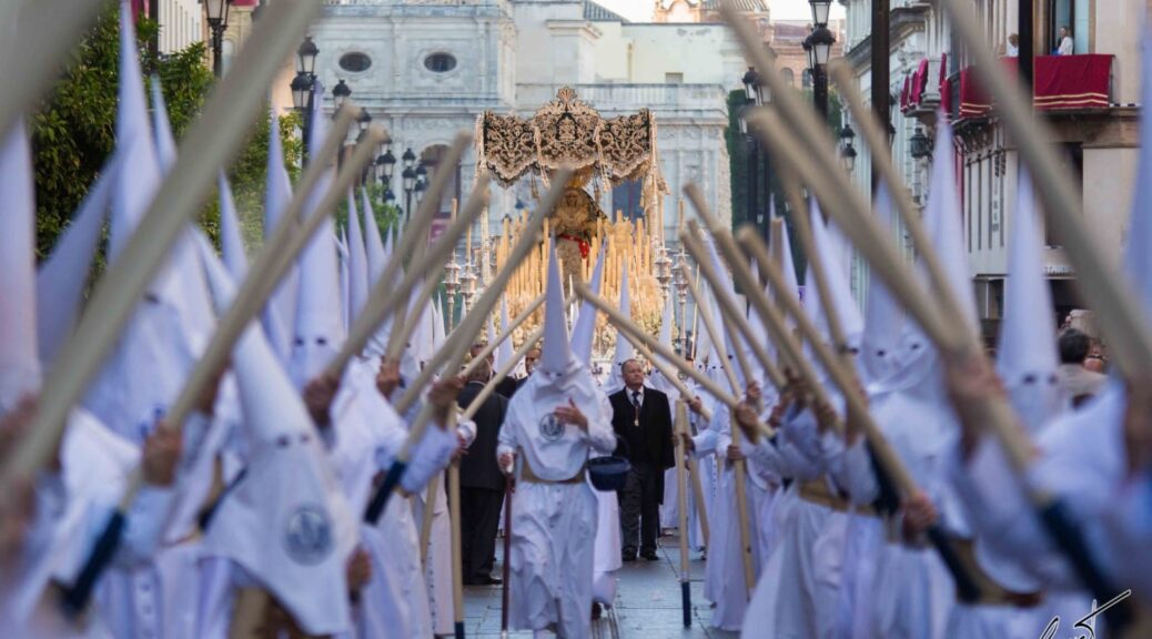 Cortejo de nazarenos del paso de palio.