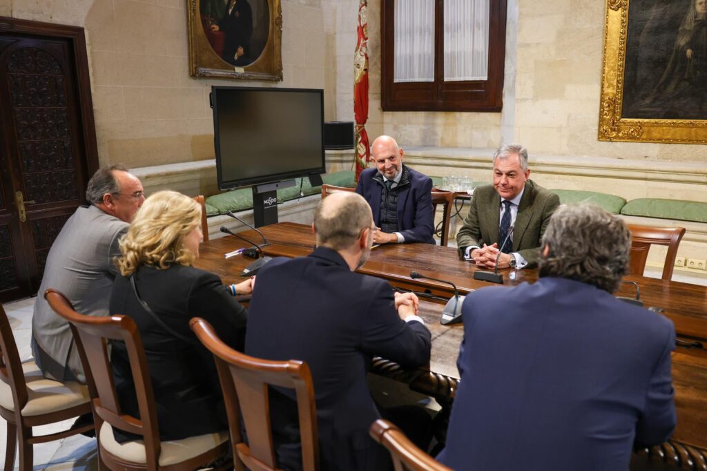 Encuentro de la Junta de Gobierno con el Alcalde de Sevilla