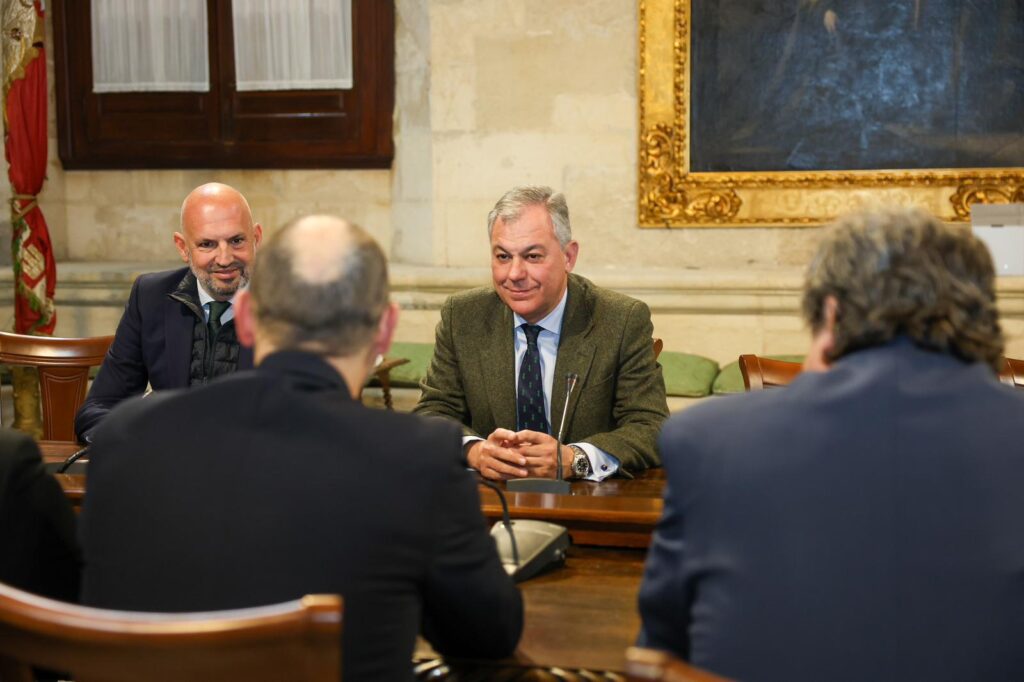 Encuentro de la Junta de Gobierno con el Alcalde de Sevilla